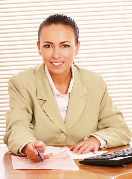 Porträtt av affärskvinna på hennes arbetsplats — Stockfoto
