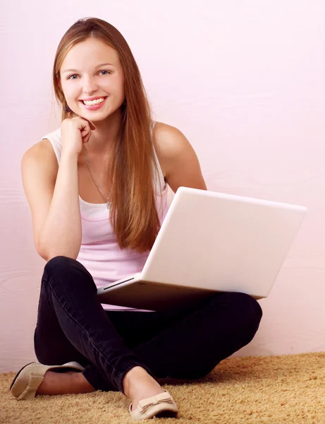 Uma jovem com um laptop — Fotografia de Stock