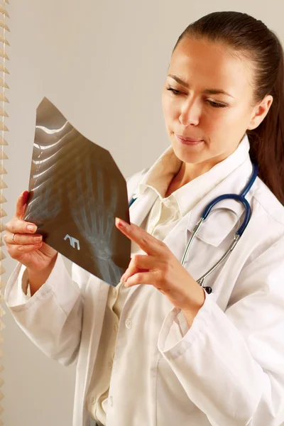 Kadın pencere duran ve x-ışını inceleyerek — Stok fotoğraf