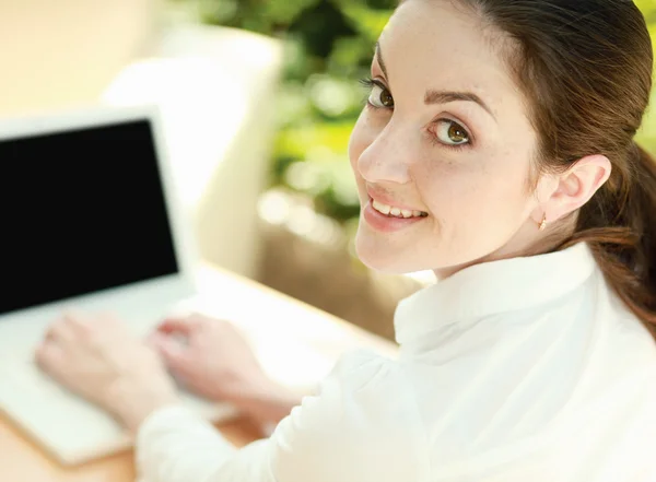 Vacker glad kvinna sitter med laptop — Stockfoto