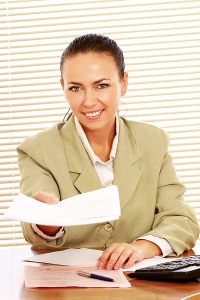 Porträt einer Geschäftsfrau an ihrem Arbeitsplatz — Stockfoto