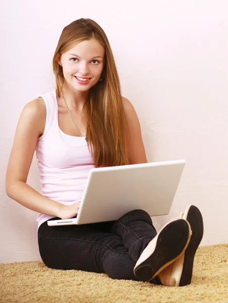 ノート パソコンで若い女の子 — ストック写真