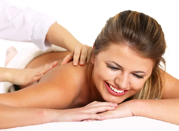 Mujer joven recibiendo masaje — Foto de Stock