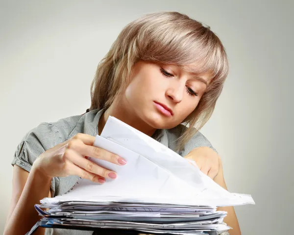 Une jeune femme fatiguée assise au bureau — Photo