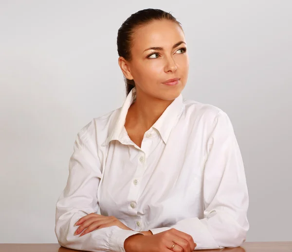 Une belle femme assise sur le bureau — Photo