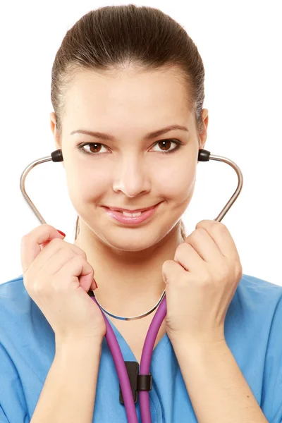 Doctora joven usando estetoscopio — Foto de Stock