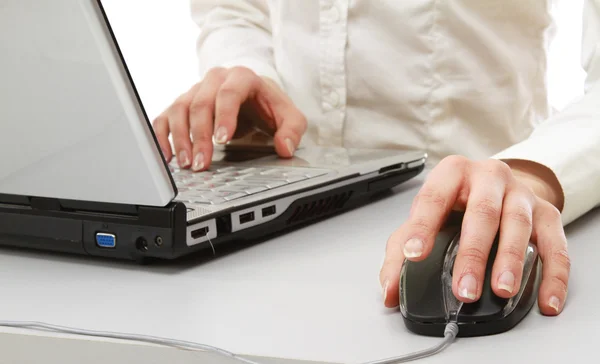 Eine junge Geschäftsfrau arbeitet an einem Laptop — Stockfoto