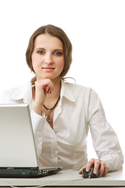 Een jonge zakenvrouw met een laptop — Stockfoto