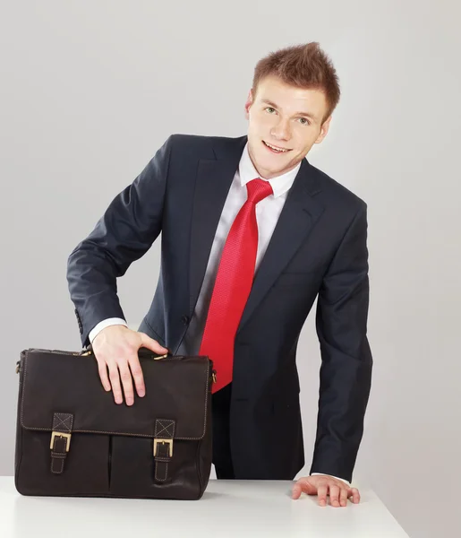 Young bussinesman standing near table — Stock Photo, Image