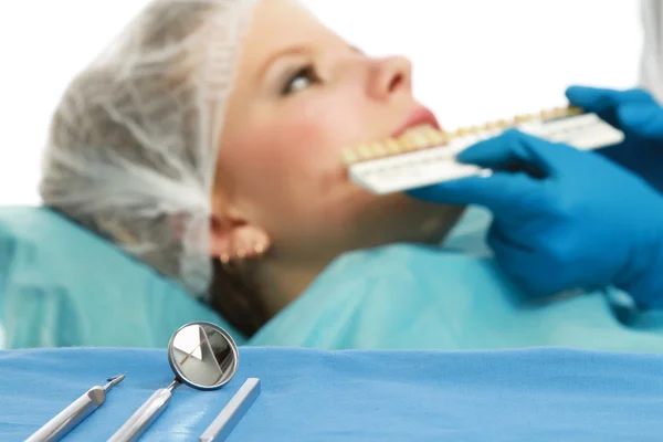 Undersöka patientens tänder — Stockfoto
