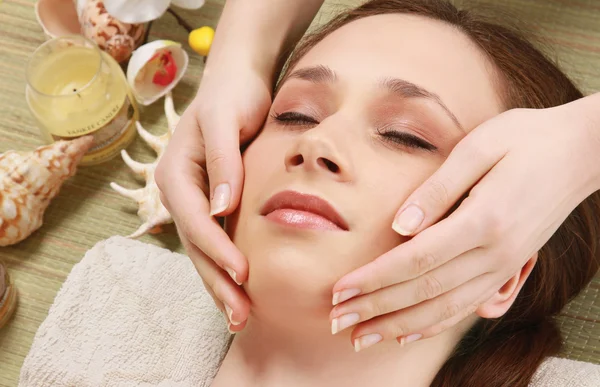 Donna che riceve massaggio — Foto Stock