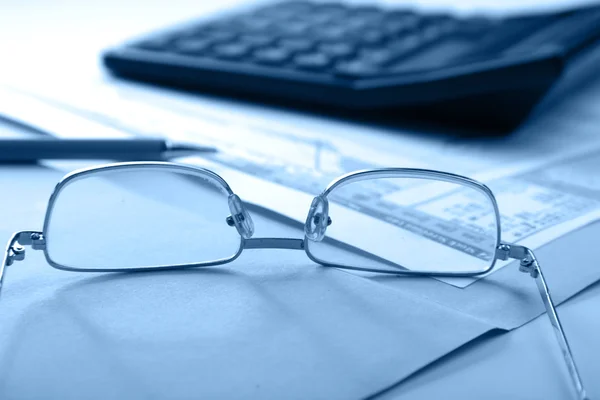 Pen and calculator on stocks — Stock Photo, Image