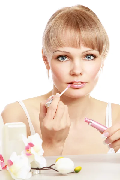 Een mooie vrouw met behulp van een lipstick — Stockfoto
