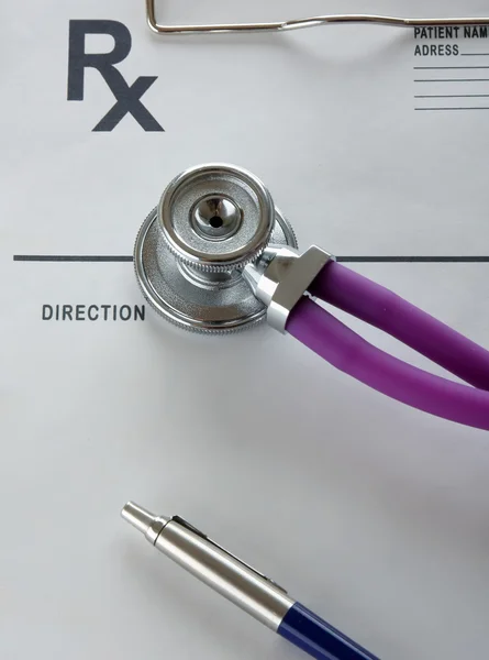 Nahaufnahme eines Stethoskops auf rx-Rezept — Stockfoto