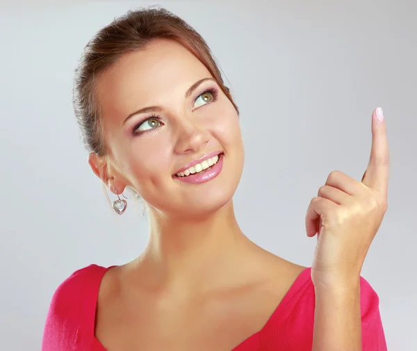 Eine junge Frau, die auf etwas zeigt — Stockfoto