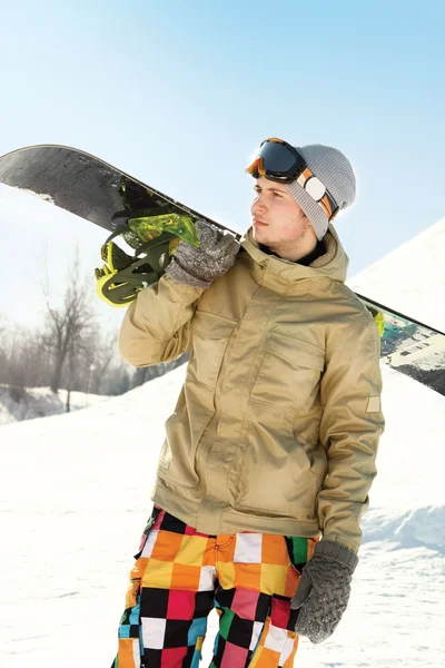 Un snowboarder de pie — Foto de Stock