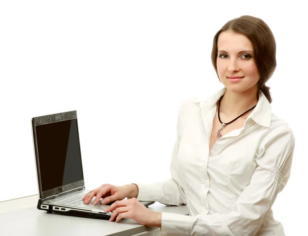 Une jeune femme assise devant un ordinateur portable — Photo