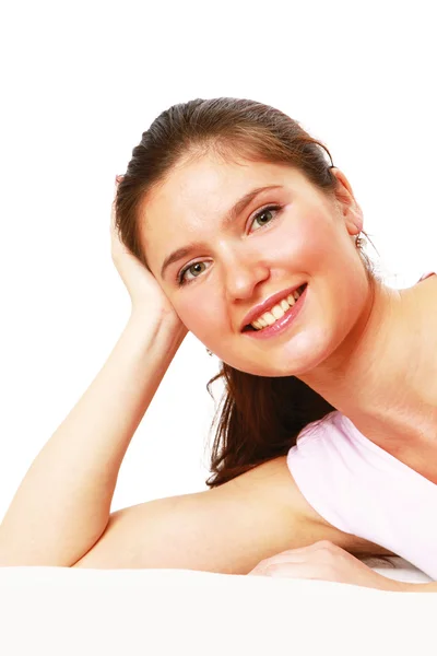 Mujer sonriente acostada en la cama — Foto de Stock