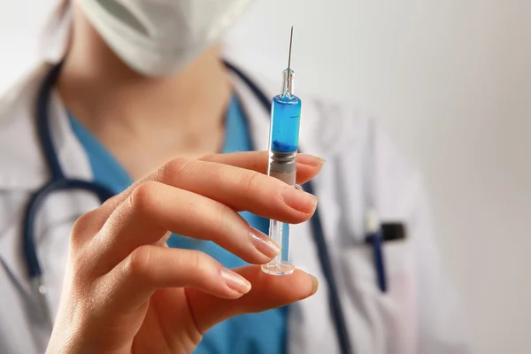 Vrouw met een injectie — Stockfoto