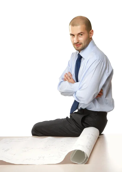 Un jeune employé de bureau avec une ébauche — Photo