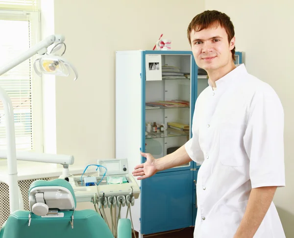 Man tandläkare på hans kontor leende — Stockfoto
