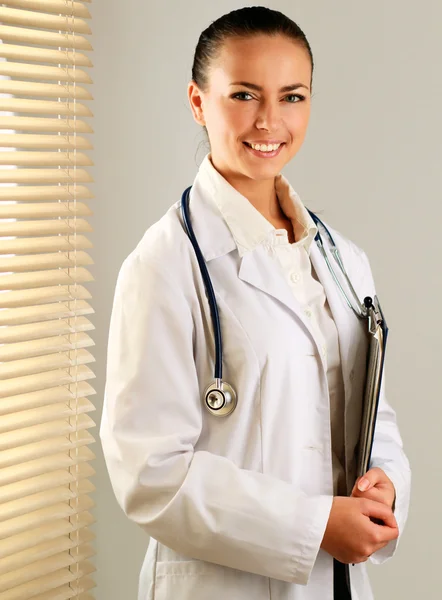 Junge Frau steht im Büro — Stockfoto