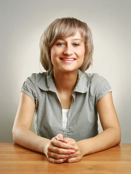 A young woman sitting — Stock Photo, Image