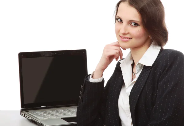 Een jonge zakenvrouw met een laptop — Stockfoto