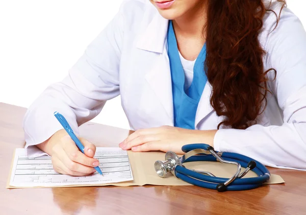 Ung kvinnlig läkare vid skrivbord isolerade. — Stockfoto