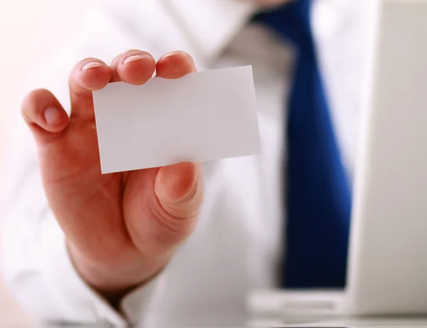 Mano del hombre sosteniendo en blanco tarjeta de visita blanca —  Fotos de Stock