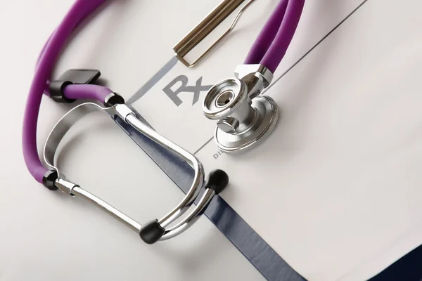 Gros plan d'un stéthoscope sur ordonnance — Photo