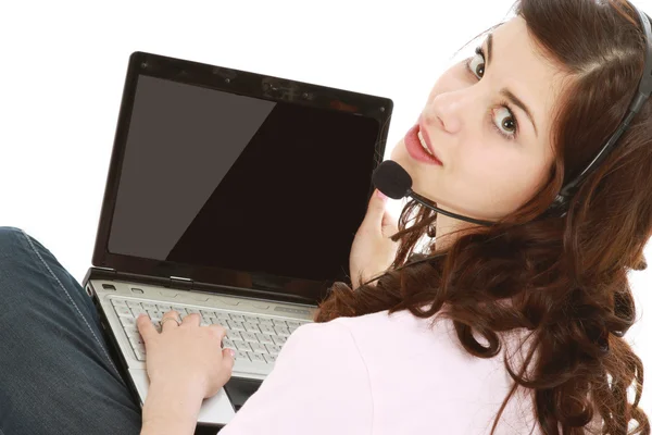 Chica con un portátil y auriculares — Foto de Stock