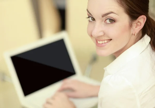 Schöne glückliche Frau sitzt mit Laptop — Stockfoto