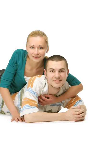 Jeune couple amoureux couché sur le sol — Photo