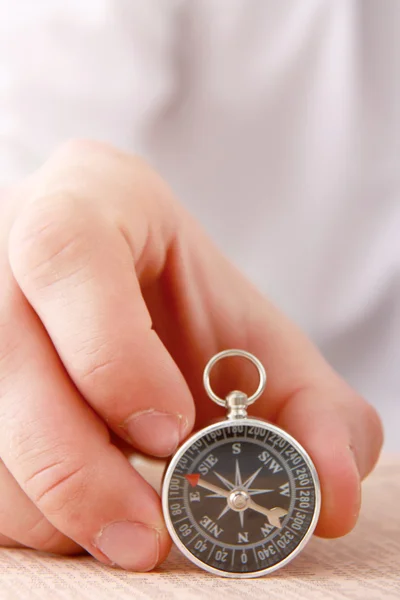 Man's hand met een kompas. — Stockfoto