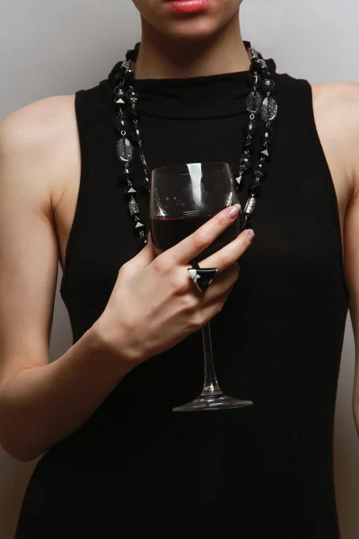 Een wijnglas in een vrouwelijke hand — Stockfoto