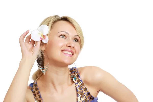 Frau steckt sich eine Blume ins Haar — Stockfoto