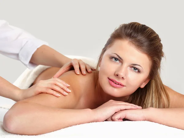 Entspannende Massage für junge schöne Frau — Stockfoto