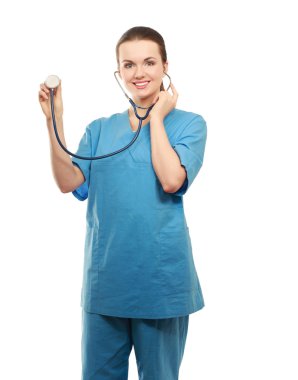 Steteskoplu bir kadın doktor dinliyor.