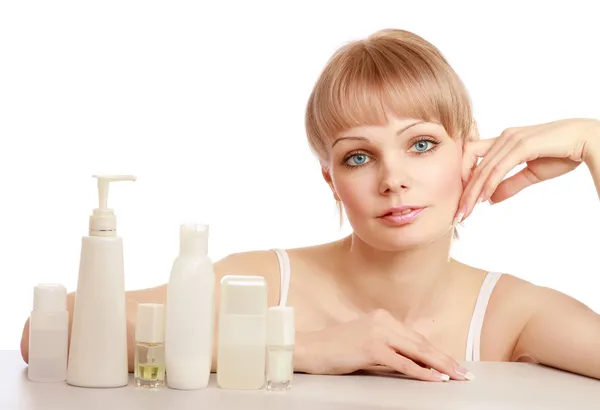 Une jeune femme qui applique des cosmétiques — Photo