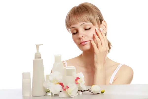 En ung kvinna med kosmetiska produkter — Stockfoto
