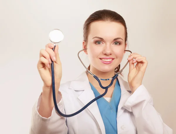 Una doctora con un estetoscopio escuchando — Foto de Stock