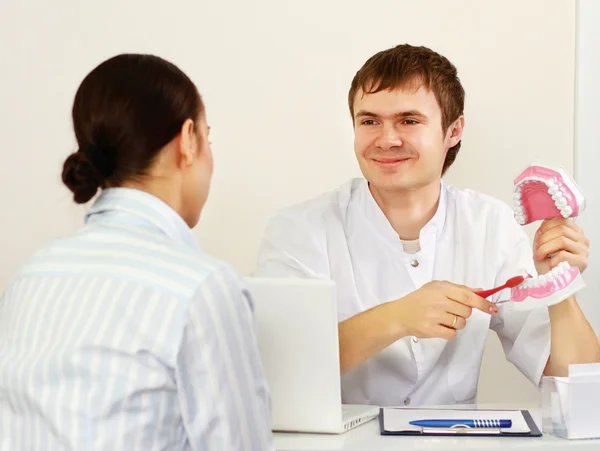 Tandläkare undervisning en patient att borsta tänderna — Stockfoto