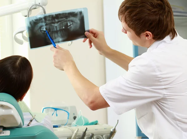 Um dentista segurando um raio-x — Fotografia de Stock