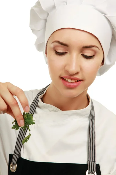 Aantrekkelijke vrouw bereidt eten in de keuken — Stockfoto