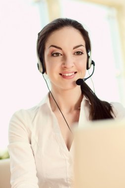 gülümseyen bir müşteri servis operatörü