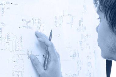 genç bir adam bir diargam kontrol