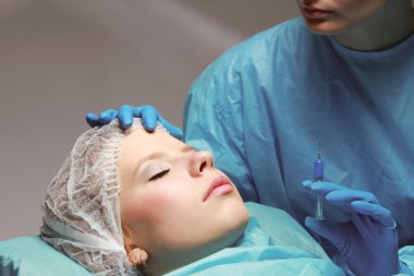 bir kadın bir enjeksiyon almak