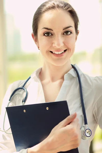 Una doctora sonriente — Foto de Stock