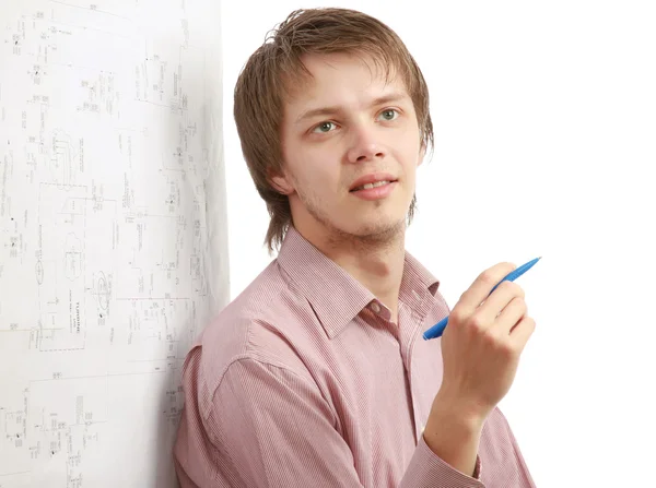 En ung man nära ett diagram — Stockfoto